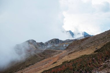 Soçi dağlarında sonbahar. Rusya seyahat kavramı.