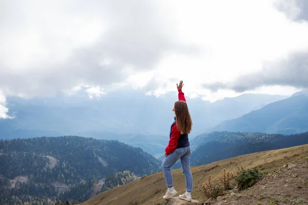 Young woman on a mountain hike in Sochi, Russia. — Stock Photo, Image