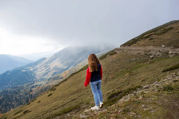 Mujer joven en una caminata de montaña en Sochi, Rusia. — Foto de Stock