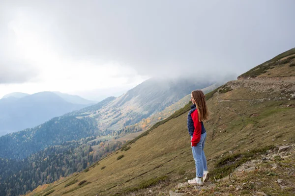 Mujer joven en una caminata de montaña en Sochi, Rusia. — Foto de Stock