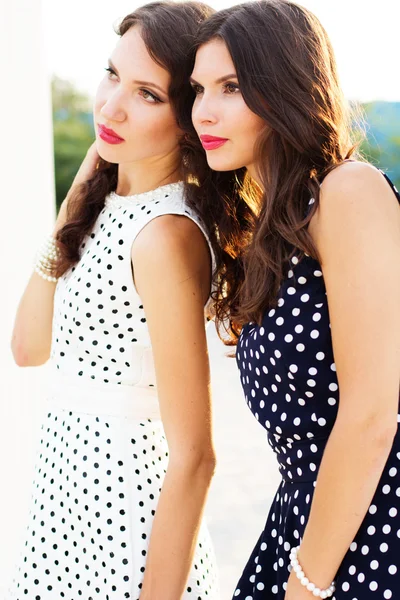 Duas meninas amigas vestindo vestidos bonitos — Fotografia de Stock