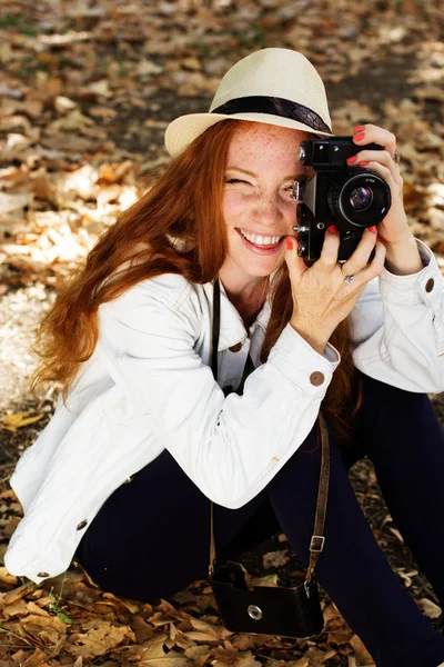 Ładne dziewczyny fotograf w pracy — Zdjęcie stockowe