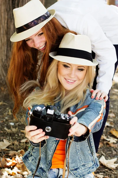Δύο έφηβοι κορίτσι λαμβάνοντας selfe με κάμερα — Φωτογραφία Αρχείου