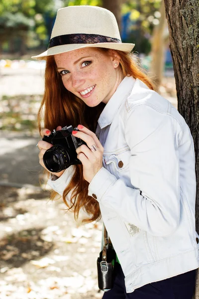 Leuk meisje fotograaf op het werk — Stockfoto