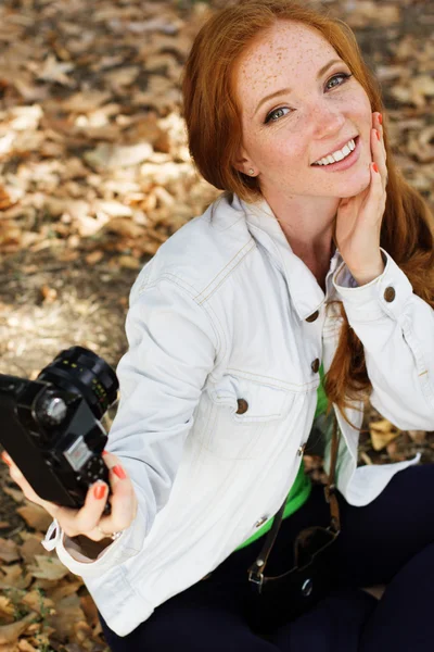 Leuk meisje fotograaf selfe met najaar park — Stockfoto