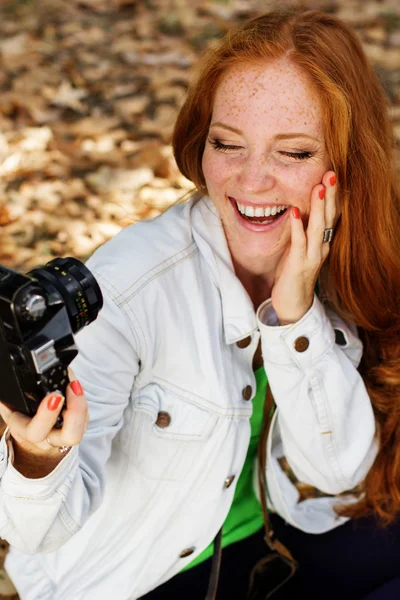 Leuk meisje fotograaf selfe met najaar park — Stockfoto