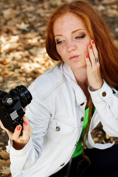 Nice girl photographer taking selfe in autumn park — Stock Photo, Image