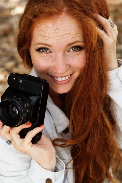 Leuk meisje fotograaf op het werk — Stockfoto