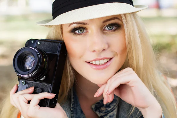 Mooie blonde meisje fotograaf met camera — Stockfoto