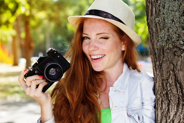 Leuk meisje fotograaf op het werk — Stockfoto