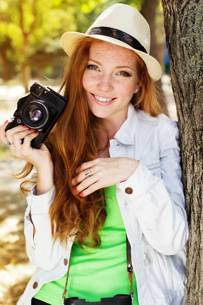 Fotograf miły rudowłosej dziewczyny w pracy — Zdjęcie stockowe