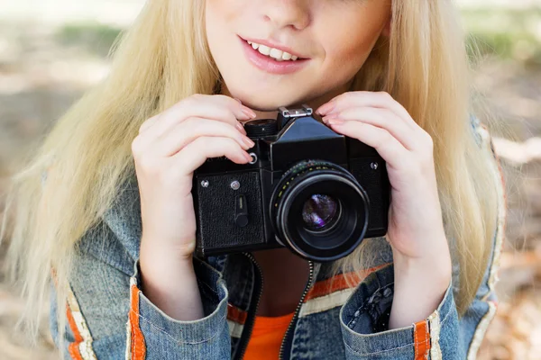 Linda chica rubia fotógrafo con cámara — Foto de Stock