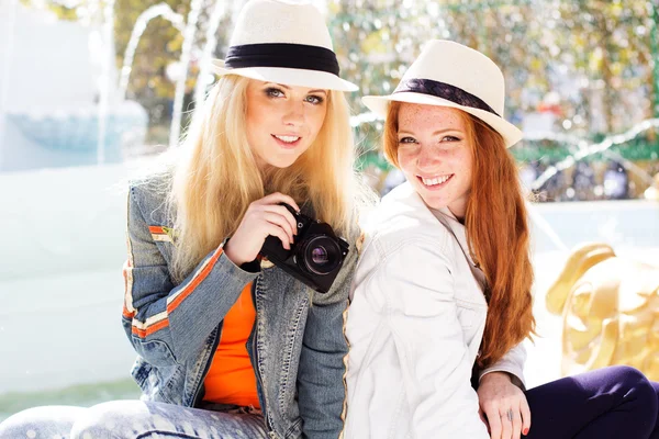 Dois adolescentes menina tomando selfe com câmera — Fotografia de Stock