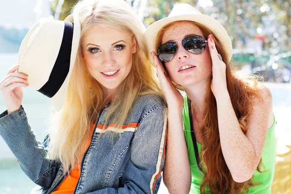 Two teenagers girl walking in city center — Stock Photo, Image