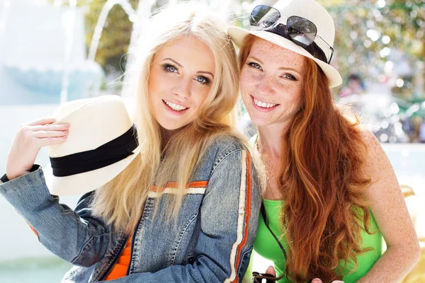 Twee tieners meisje lopen in het centrum — Stockfoto