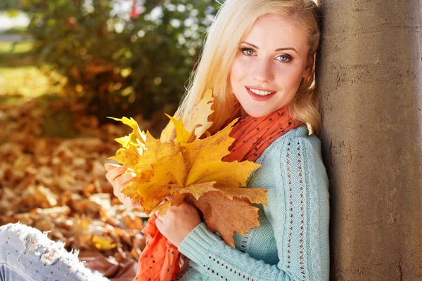 Mooie blonde meisje in herfst park — Stockfoto