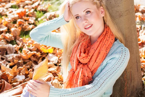 Linda chica rubia en el parque de otoño — Foto de Stock