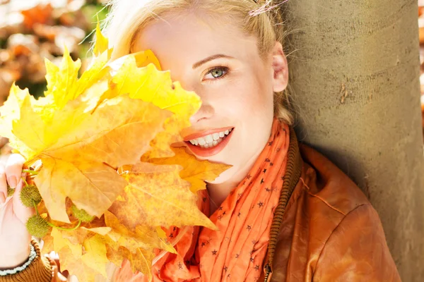 Linda chica rubia en el parque de otoño —  Fotos de Stock