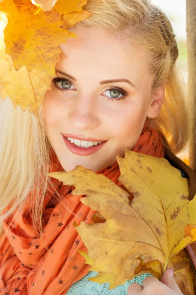 Nice blonde girl in autumn park — Stock Photo, Image