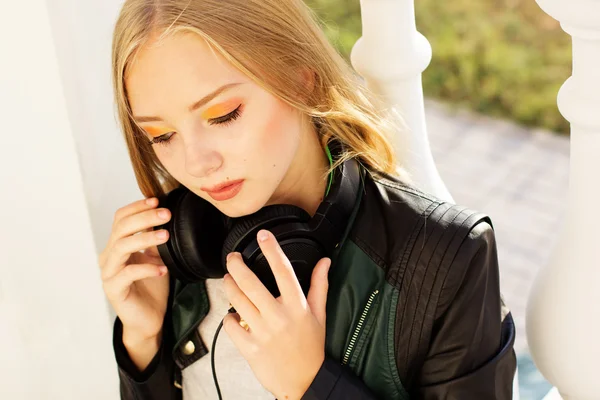 Joven adolescente feliz está usando auriculares — Foto de Stock