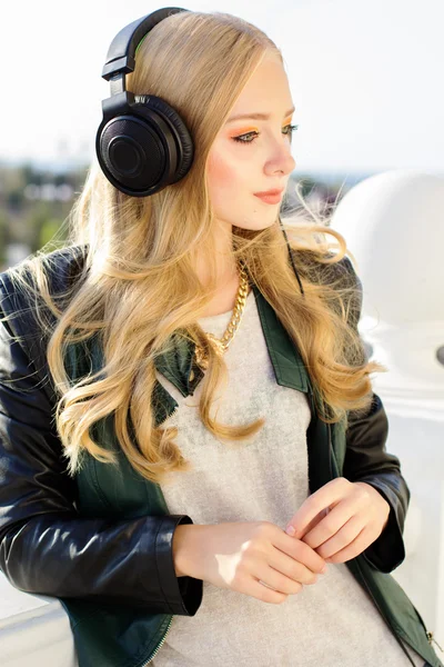 Jovem adolescente feliz está usando fones de ouvido — Fotografia de Stock