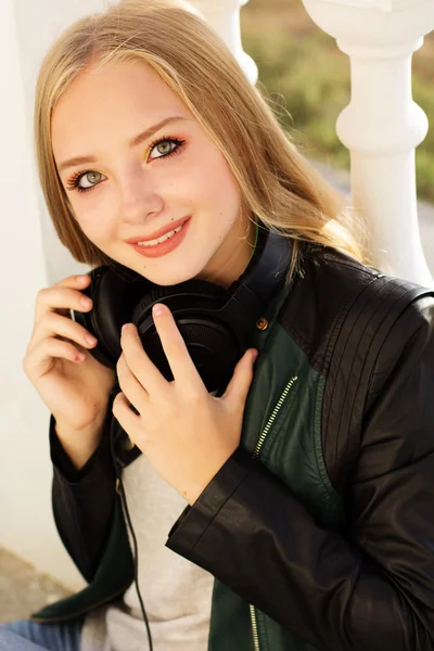 Jovem adolescente feliz está usando fones de ouvido — Fotografia de Stock