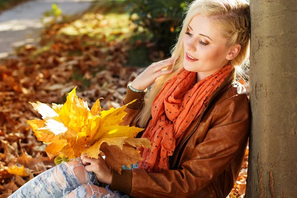Menina loira agradável no parque de outono — Fotografia de Stock