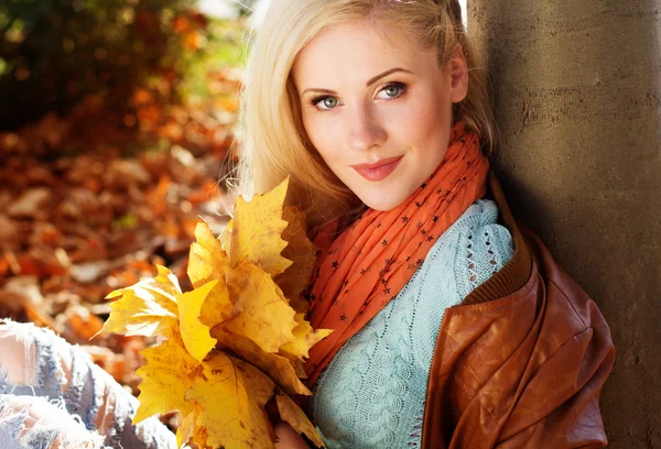 Nice blonde girl in autumn park — Stock Photo, Image
