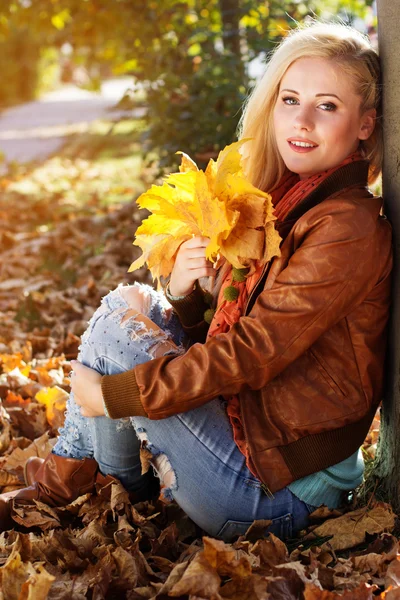 Linda chica rubia en el parque de otoño —  Fotos de Stock