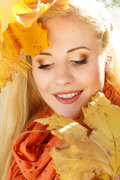 Linda chica rubia en el parque de otoño — Foto de Stock