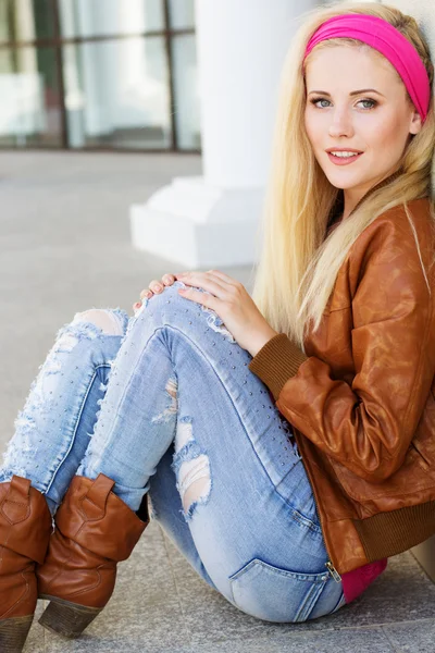 Nice blonde girl is wearing autumn clothes — Stock Photo, Image