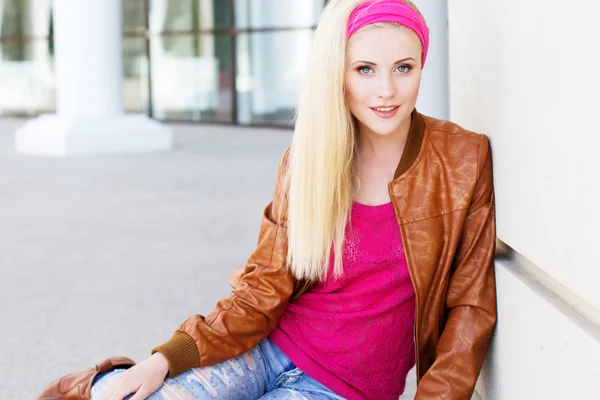 Nice blonde girl is wearing autumn clothes — Stock Photo, Image