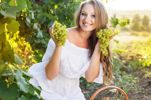 Ritratto di giovane bella donna con uva in mano — Foto Stock