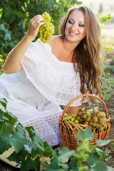 Porträtt av ung vacker kvinna med druvor — Stockfoto