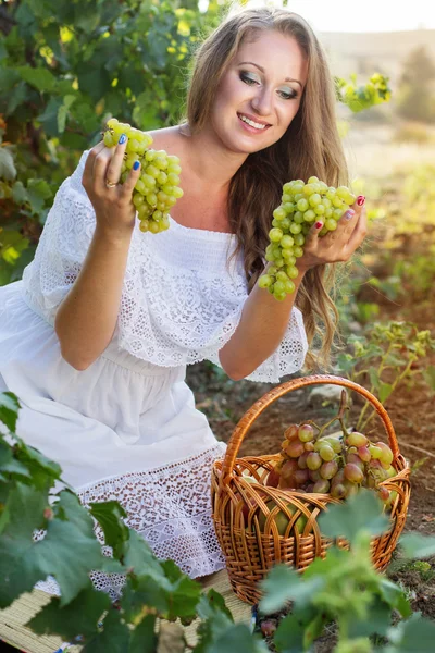 Porträtt av ung vacker kvinna med druvor — Stockfoto