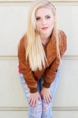 Güzel sarışın kız sonbahar kıyafetlerini giyiyor