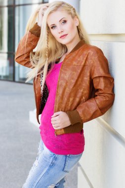 Güzel sarışın kız sonbahar kıyafetlerini giyiyor