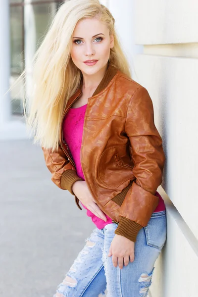 Ładny blond dziewczyna nosi odzież jesień — Zdjęcie stockowe