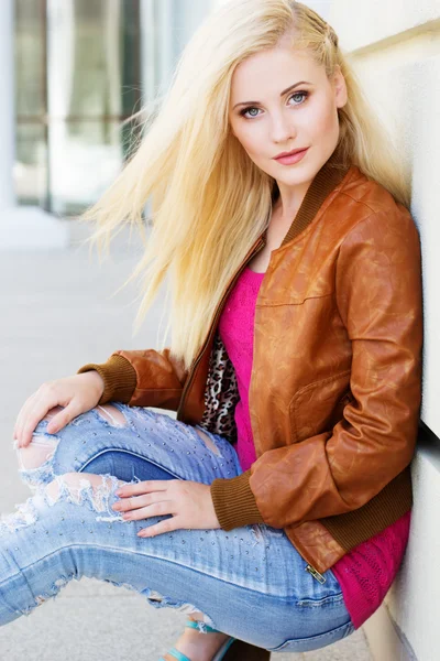 Ładny blond dziewczyna nosi odzież jesień — Zdjęcie stockowe