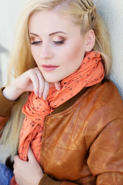 Nice blonde girl is wearing autumn clothes — Stock Photo, Image