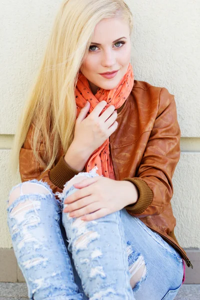 Nice blonde girl is wearing autumn clothes — Stock Photo, Image