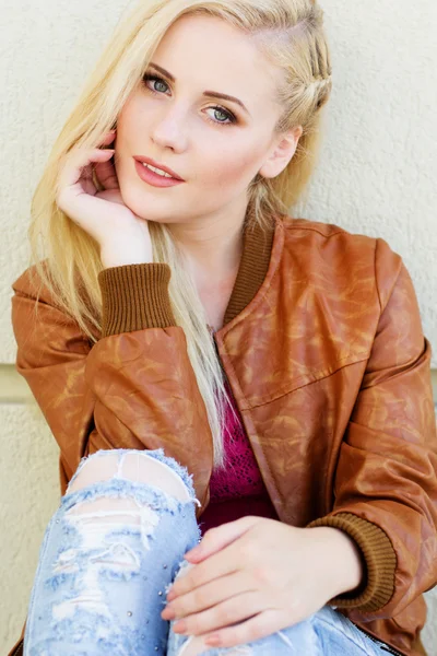 Mooie blonde meisje draagt herfst kleding — Stockfoto