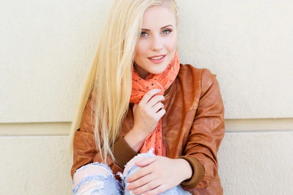 Nice blonde girl is wearing autumn clothes — Stock Photo, Image