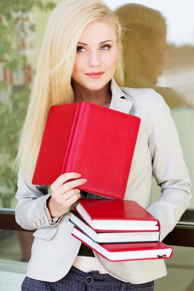 Молодая красивая девушка с книгами — стоковое фото