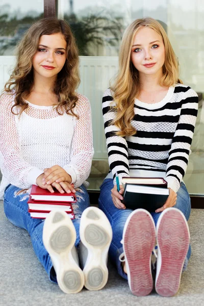 Δύο κορίτσια έφηβος με βιβλία — Φωτογραφία Αρχείου