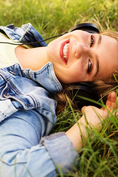 Giovane adolescente felice indossa le cuffie — Foto Stock