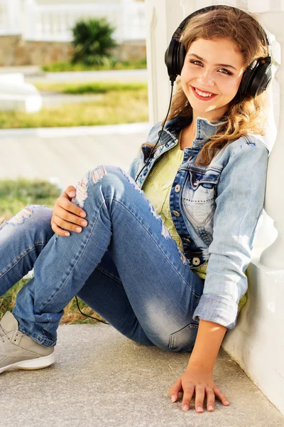 Młody nastolatek szczęśliwy jest noszenie słuchawek — Zdjęcie stockowe