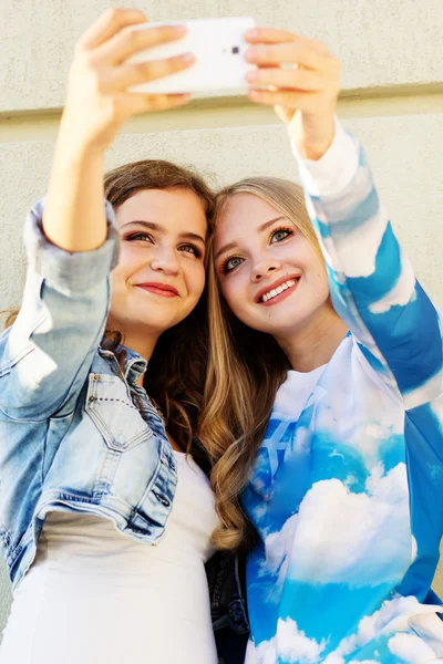 Two friends taking selfie by smartphone — Stock Photo, Image