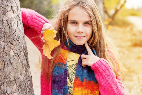 Niña feliz con hojas doradas caídas —  Fotos de Stock