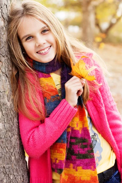 Glückliches Kind Mädchen mit gefallenen goldenen Blättern — Stockfoto